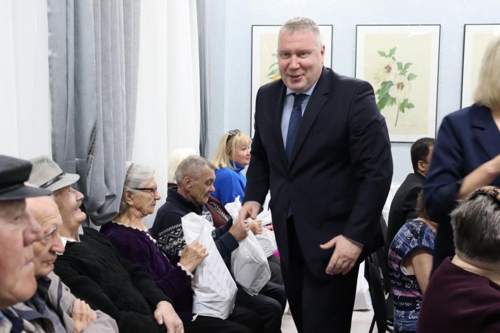 ПОЗДРАВИЛИ С ДНЕМ ПОЖИЛОГО ЧЕЛОВЕКА